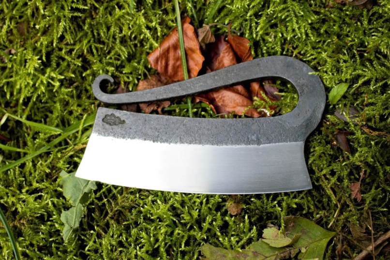 objets faits main, couverts à salade en bois, hachoir à herbes forgé, tire-bouchon...